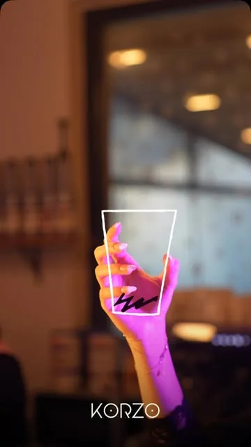 KORZO bardağıyla neon bir kare